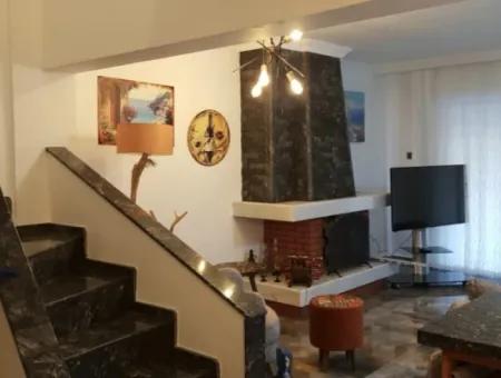 Özdere Orta Mahalle’de Denize Sıfır Site İçerisinde Eşyalı Satılık 3+1Villa