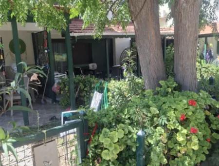 Özdere Orta Mahalle’de Denize Sıfır Site İçerisinde Eşyalı Satılık 3+1Villa