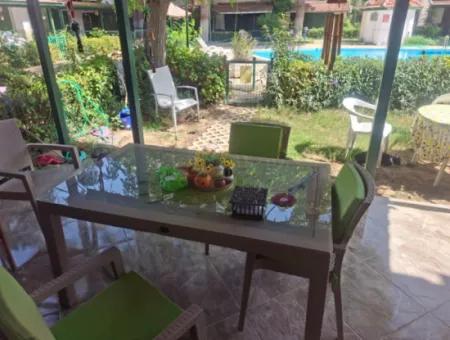 Özdere Orta Mahalle’de Denize Sıfır Site İçerisinde Eşyalı Satılık 3+1Villa