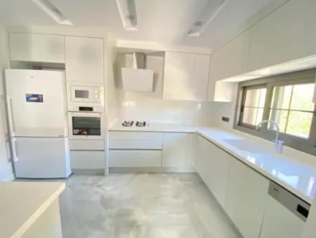 Ürkmez Da Denize Sıfır Mustakil Bahçeli Ultra Lüks Satılık 3+1 Villa