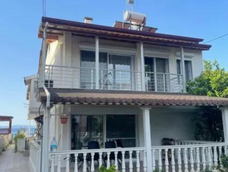 Özdere'de Sahile Sıfır Konumda Geniş Bahçeli Villa