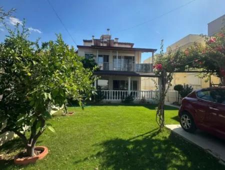 Özdere'de Sahile Sıfır Konumda Geniş Bahçeli Villa