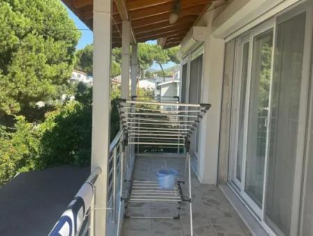 Özdere'de Sahile Sıfır Konumda Geniş Bahçeli Villa