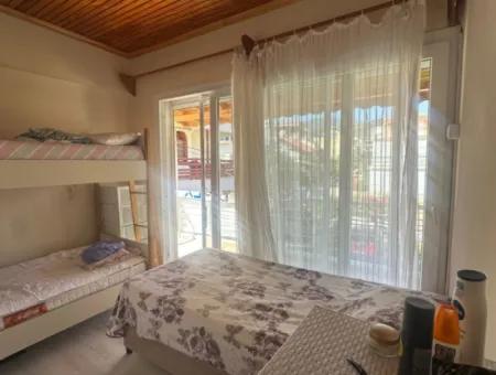 Özdere'de Sahile Sıfır Konumda Geniş Bahçeli Villa