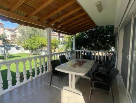 Özdere'de Sahile Sıfır Konumda Geniş Bahçeli Villa