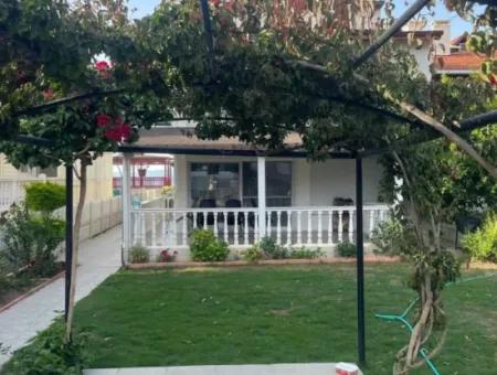 Özdere'de Sahile Sıfır Konumda Geniş Bahçeli Villa