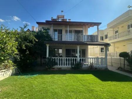 Özdere'de Sahile Sıfır Konumda Geniş Bahçeli Villa