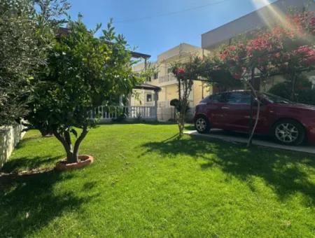 Özdere'de Sahile Sıfır Konumda Geniş Bahçeli Villa