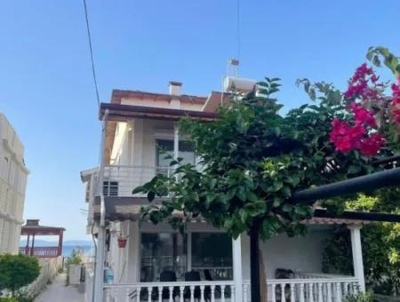 Özdere'de Sahile Sıfır Konumda Geniş Bahçeli Villa