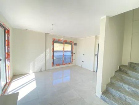 Ürkmez Plajına Çok Yakın Satılık Harika Villa Köşe Konumunda