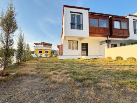 Doğanbey Payamlı Da Geniş Bahçeli Sıfır 3+1 Satılık Villa