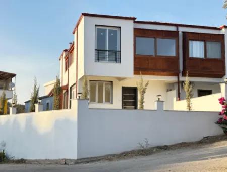 Doğanbey Payamlı Da Geniş Bahçeli Sıfır 3+1 Satılık Villa