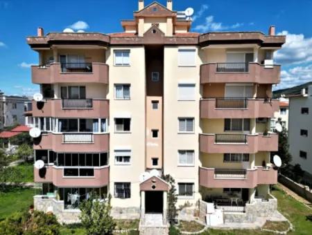Seferihisar Ürkmez De  Şehir Merkezinde Asansör Ara Kat Satılık 3+1 Daire