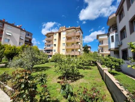 Seferihisar Ürkmez De  Şehir Merkezinde Asansör Ara Kat Satılık 3+1 Daire