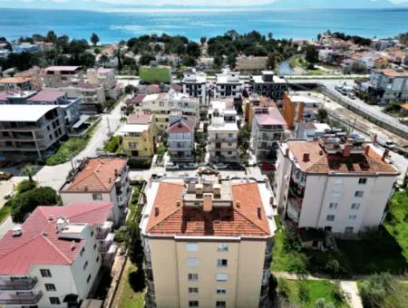 Seferihisar Ürkmez De  Şehir Merkezinde Asansör Ara Kat Satılık 3+1 Daire