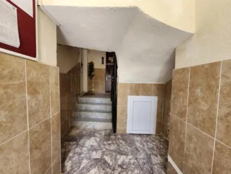 Seferihisar Ürkmez De  Şehir Merkezinde Asansör Ara Kat Satılık 3+1 Daire