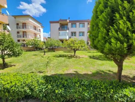 Seferihisar Ürkmez De  Şehir Merkezinde Asansör Ara Kat Satılık 3+1 Daire