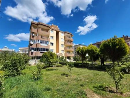 Seferihisar Ürkmez De  Şehir Merkezinde Asansör Ara Kat Satılık 3+1 Daire