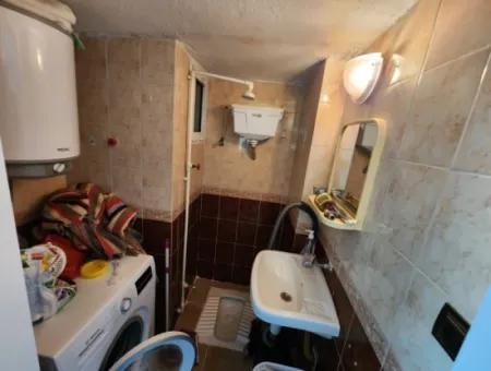 Seferihisar Ürkmez De  Şehir Merkezinde Asansör Ara Kat Satılık 3+1 Daire