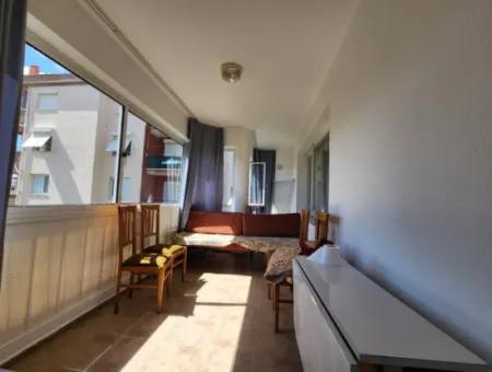 Seferihisar Ürkmez De  Şehir Merkezinde Asansör Ara Kat Satılık 3+1 Daire