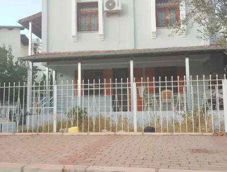 Seferihisar Ürkmez Merkezi Konumda Deniz Tarafında Denize 50M Satılık 3+1 Villa