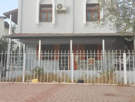 Seferihisar Ürkmez Merkezi Konumda Deniz Tarafında Denize 50M Satılık 3+1 Villa