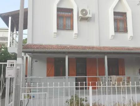 Seferihisar Ürkmez Merkezi Konumda Deniz Tarafında Denize 50M Satılık 3+1 Villa