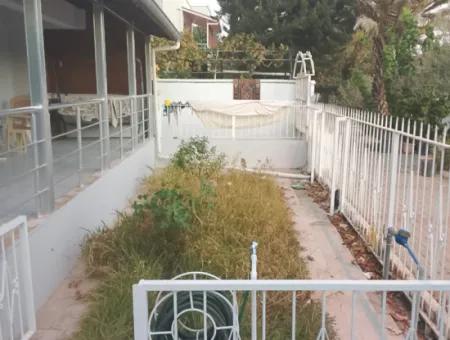 Seferihisar Ürkmez Merkezi Konumda Deniz Tarafında Denize 50M Satılık 3+1 Villa