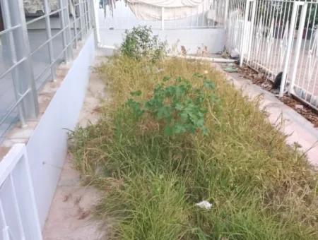 Seferihisar Ürkmez Merkezi Konumda Deniz Tarafında Denize 50M Satılık 3+1 Villa