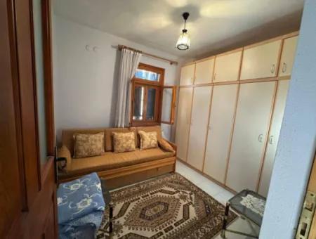 Seferihisar Ürkmez Merkezi Konumda Deniz Tarafında Denize 50M Satılık 3+1 Villa