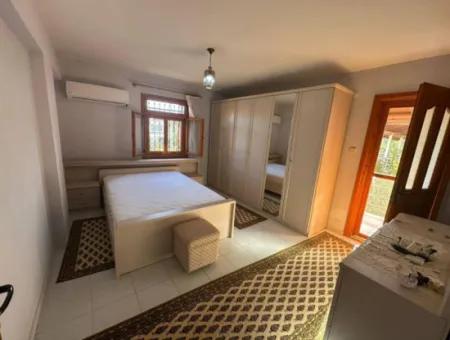 Seferihisar Ürkmez Merkezi Konumda Deniz Tarafında Denize 50M Satılık 3+1 Villa