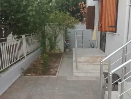 Seferihisar Ürkmez Merkezi Konumda Deniz Tarafında Denize 50M Satılık 3+1 Villa