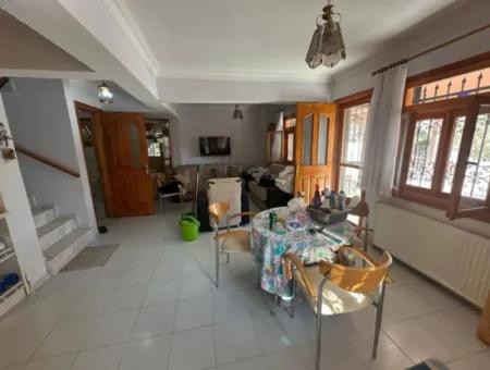 Seferihisar Ürkmez Merkezi Konumda Deniz Tarafında Denize 50M Satılık 3+1 Villa