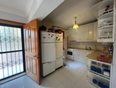 Seferihisar Ürkmez Merkezi Konumda Deniz Tarafında Denize 50M Satılık 3+1 Villa