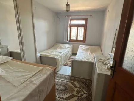 Seferihisar Ürkmez Merkezi Konumda Deniz Tarafında Denize 50M Satılık 3+1 Villa