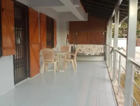 Seferihisar Ürkmez Merkezi Konumda Deniz Tarafında Denize 50M Satılık 3+1 Villa