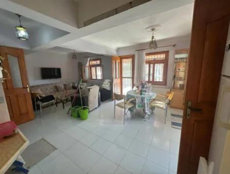 Seferihisar Ürkmez Merkezi Konumda Deniz Tarafında Denize 50M Satılık 3+1 Villa
