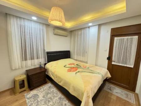 Gümüldür De Denize 50Mt Eşyalı Geneş Bahçeli Satılık 5+1 Villa