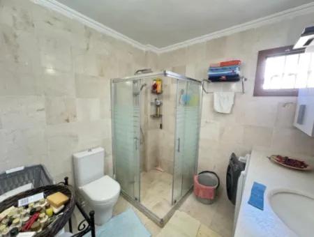 Gümüldür De Denize 50Mt Eşyalı Geneş Bahçeli Satılık 5+1 Villa