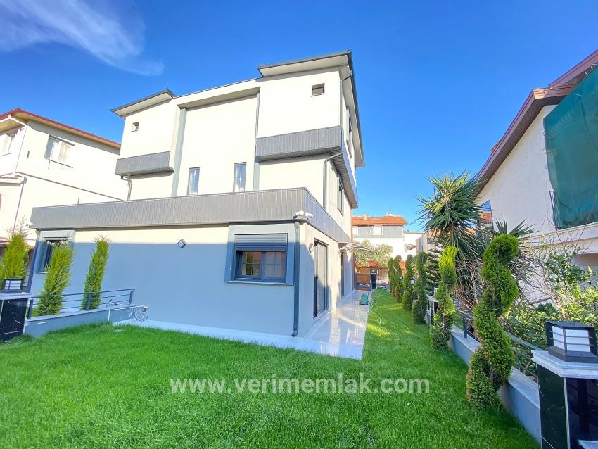 Seferihisar Ürkmez Mersin Alanı Mah. Satılık 3+1 Villa - 177 m²