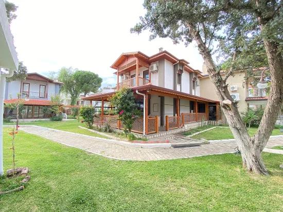 Seferihisar Ürkmez Erdem Tur Sitesinde Full Eşyalı, Havuzlu & Akıllı Satılık 3+1 Villa