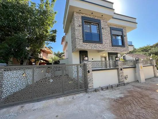 Menderes/özderede Deniz Tarafında Denize 400m Geniş Bahçeli Ve Otoparklı 3+1 Lüks Villa