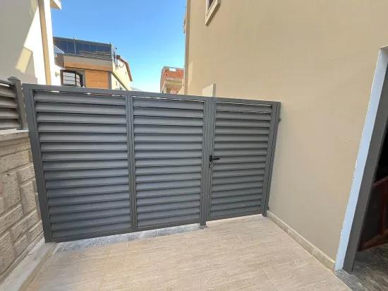 Gümüldürde Merkezi Lokasyonda Bahçeli Asansörlü Denize 400m Satılık 1+1 Daire