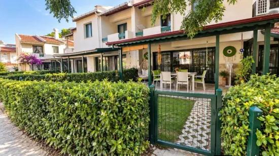 Özderede Denize Sıfır Havuzlu Sitede Tadilatlı 3+1 Satılık Villa